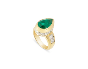 philippa-herbert-bespoke-pear-cut-emerald-cocktail-ring